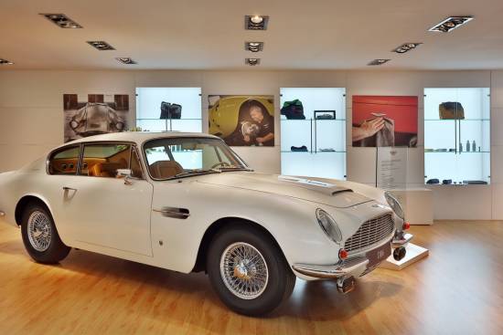 Aston Martin Works je predstavil popolno obnovljen DB6 v Dubaju