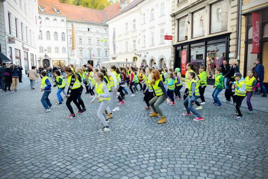 Odrasle izzvali otroci, ki zahtevajo varnost v prometu