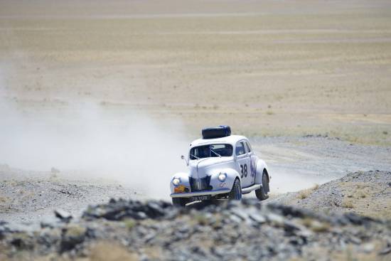 Starodobniki na Rallyu Peking – Pariz se borijo s puščavo Gobi